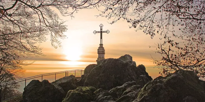 Quinta-feira da Ascensão 2027 – Cruz no monte Litermont (Fonte da imagem: GuentherDillingen, Pixabay)